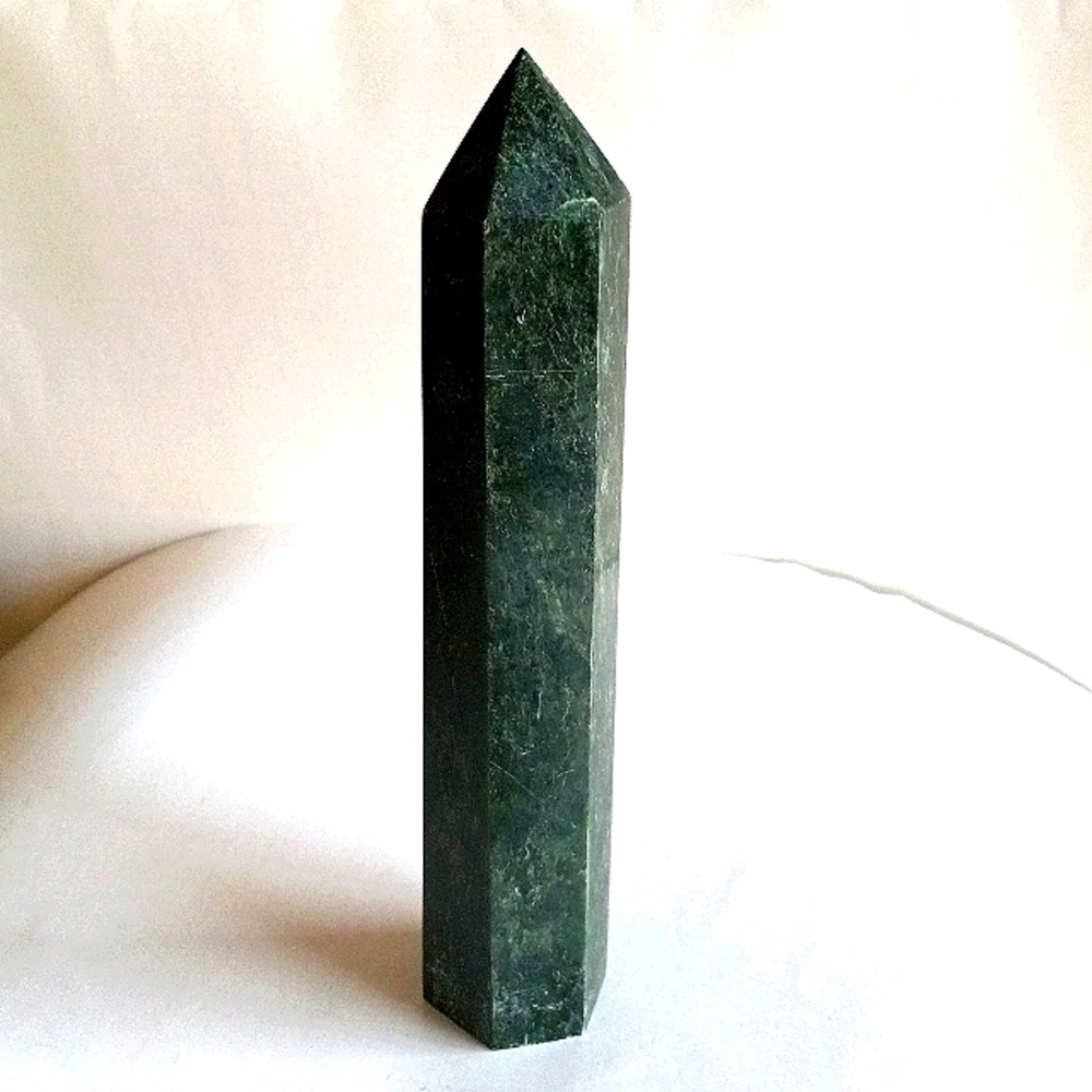 Beautiful Emerald Crystal Tower - Picture 6 of 9